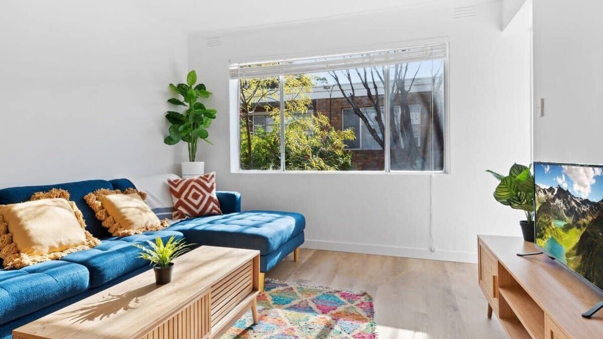 Kingsville Apartment | Charming 1-Bed Unit with Striking Decor