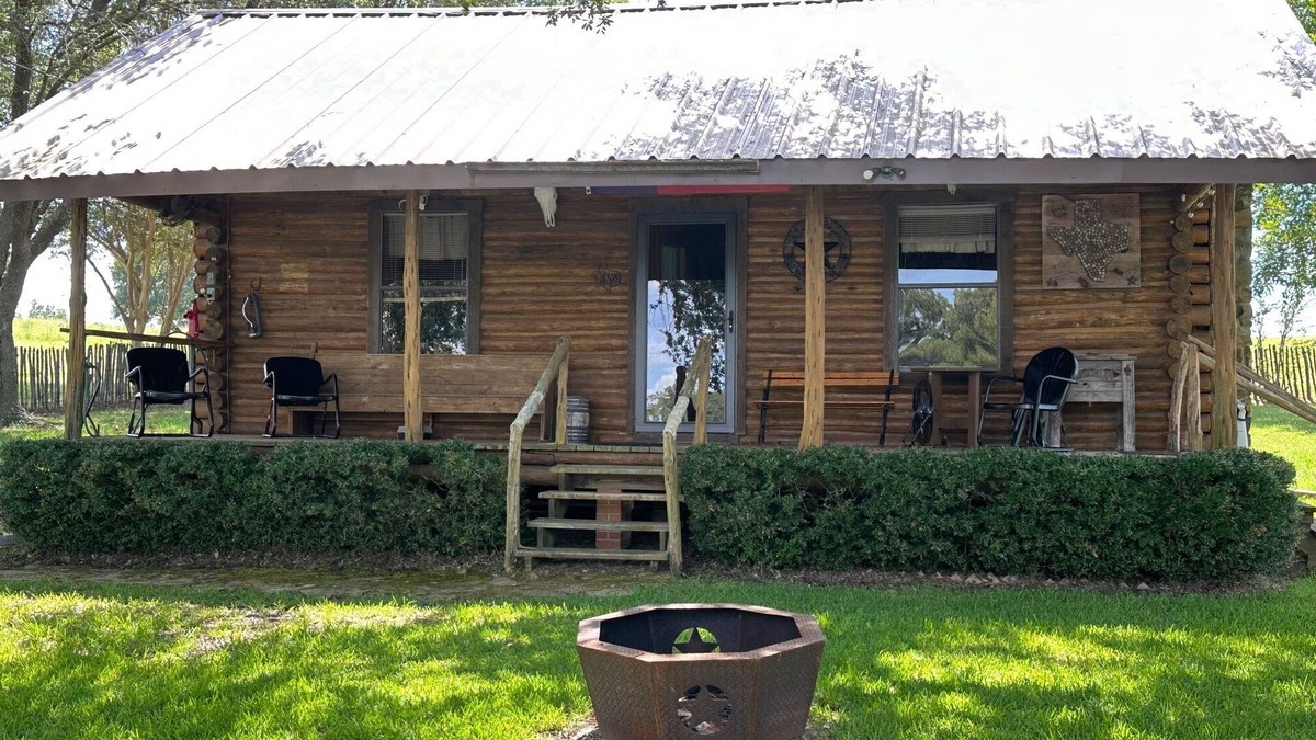 Minden Cabin | Charming 1-bedroom cabin over looking a pond & located on a cattle ranch