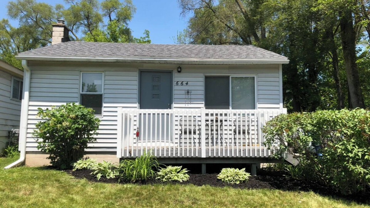 Walled Lake House | Charming 1-bedroom house with WiFi and AC in fabulous Wolverine Lake