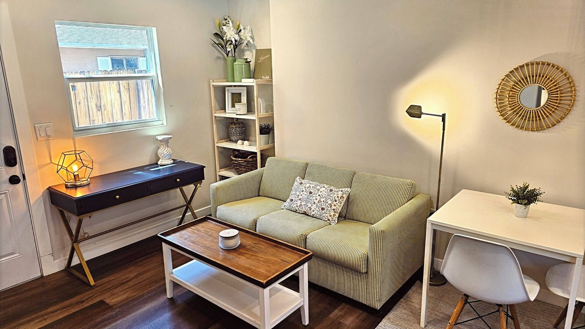 Meadowlawn Apartment | Charming 1-bedroom Pool apartment in delightful St. Petersburg,best location