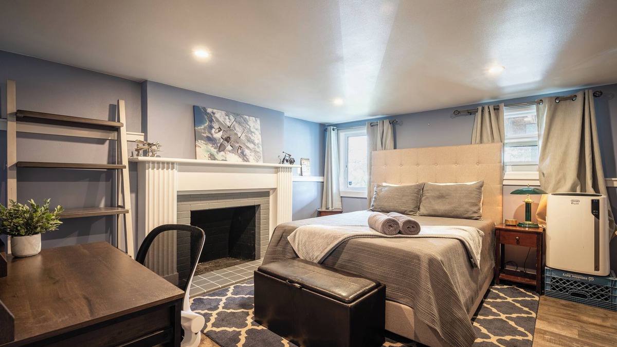Green Lake Apartment | Charming 1-bedroom 1 Bedroom Suite - 1 Block From Green Lake with WiFi, AC/Heat