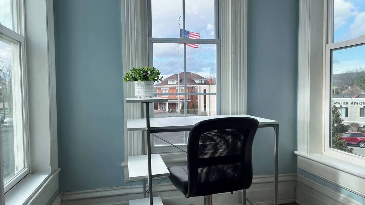 Huntington Apartment | Charming 1-bedroom apartment with WiFi, AC in fabulous Huntington