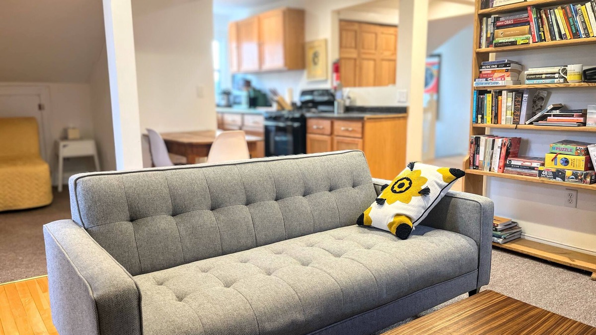 Summit - University Apartment | Charming 1-bedroom apartment with AC, WiFi in Historic Saint Paul