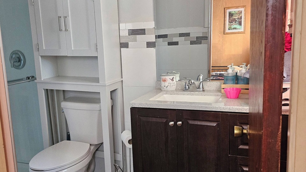 Lynn House | Charming 1-bedroom and bathroom in a house in delightful Lynn with WiFi, AC.