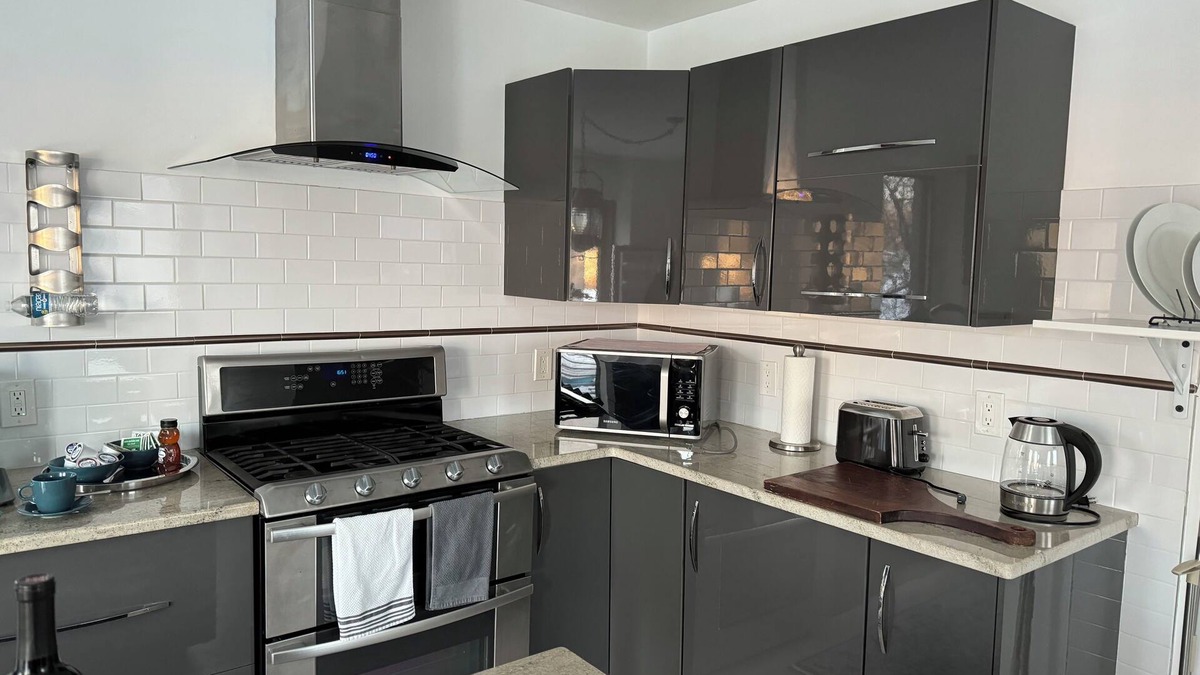 Riverside Apartment | Charming 1-bedroom apartment in Greenwich with Water View & Balcony.