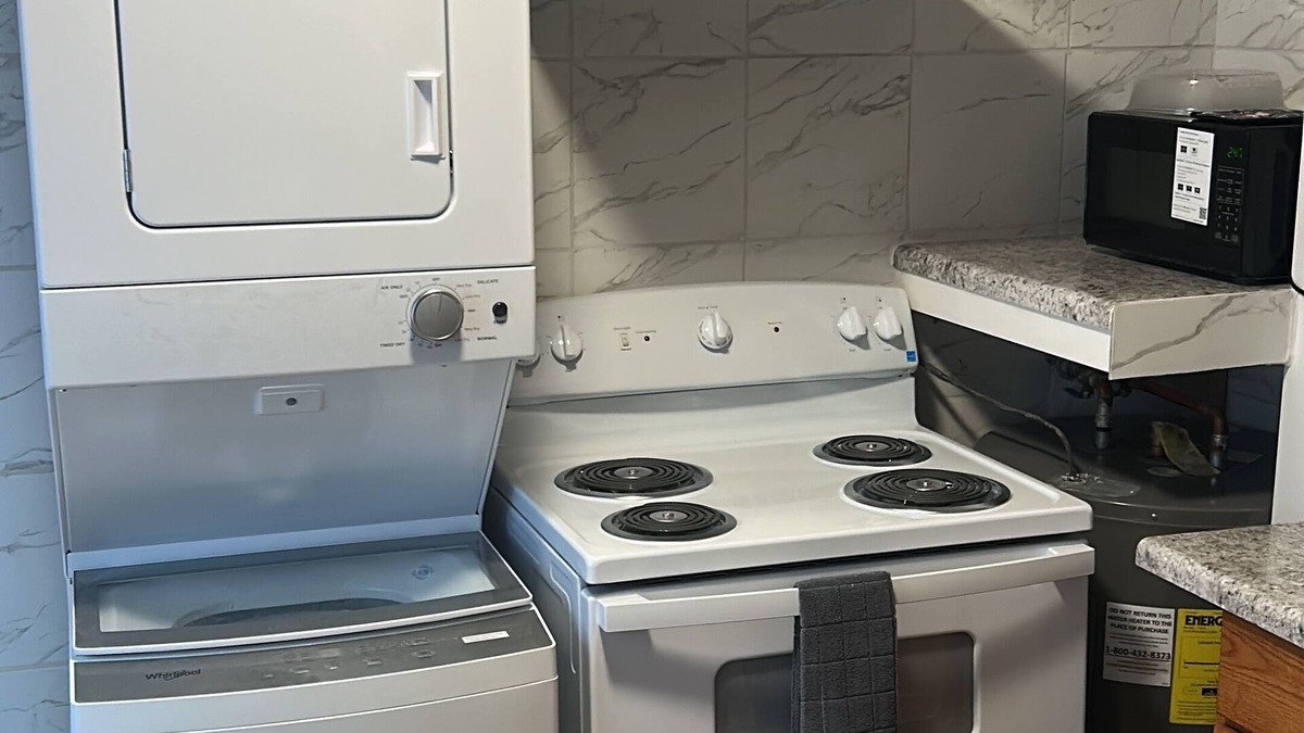Airport Township Apartment | Charming 1-bedroom apartment in terrific Hazelwood with AC, WiFi