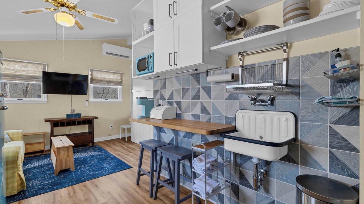 Westbrook Center Apartment | Charming 1-bedroom apartment with AC, 3 minute walk to beach, and new hot tub