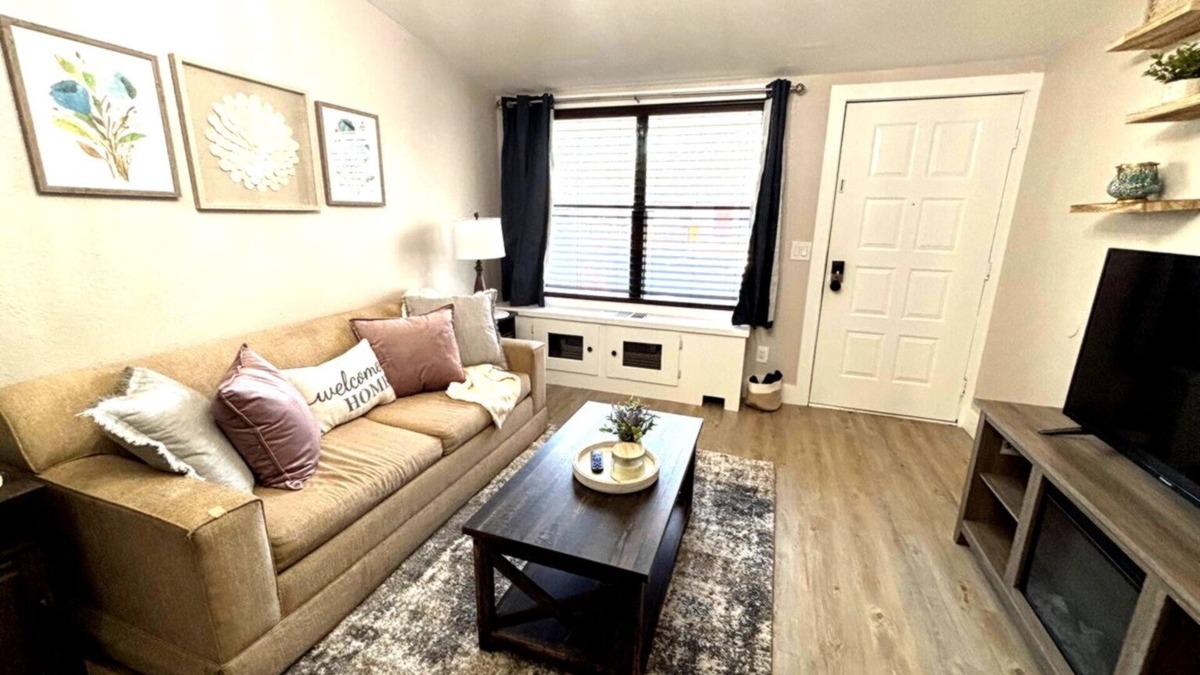 Columbus Apartment | Charming 1 bedroom apartment with AC, WiFi in quaint Columbus