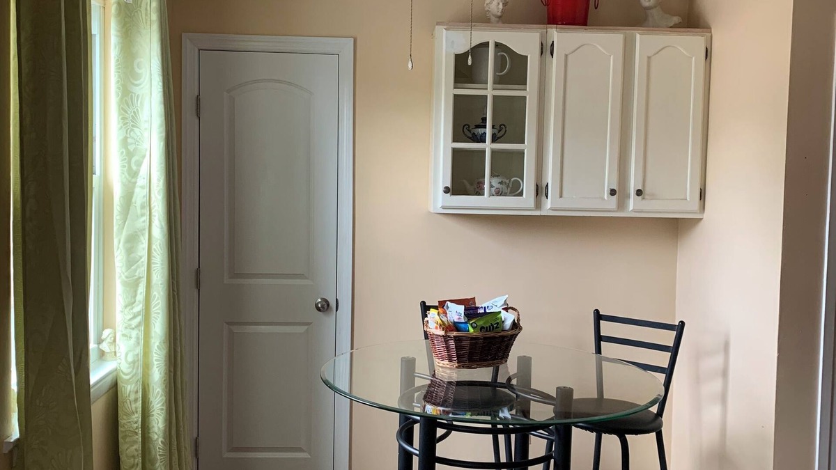Highland Park Apartment | Charming 1-bedroom apartment with WiFi, AC in lovely Edison