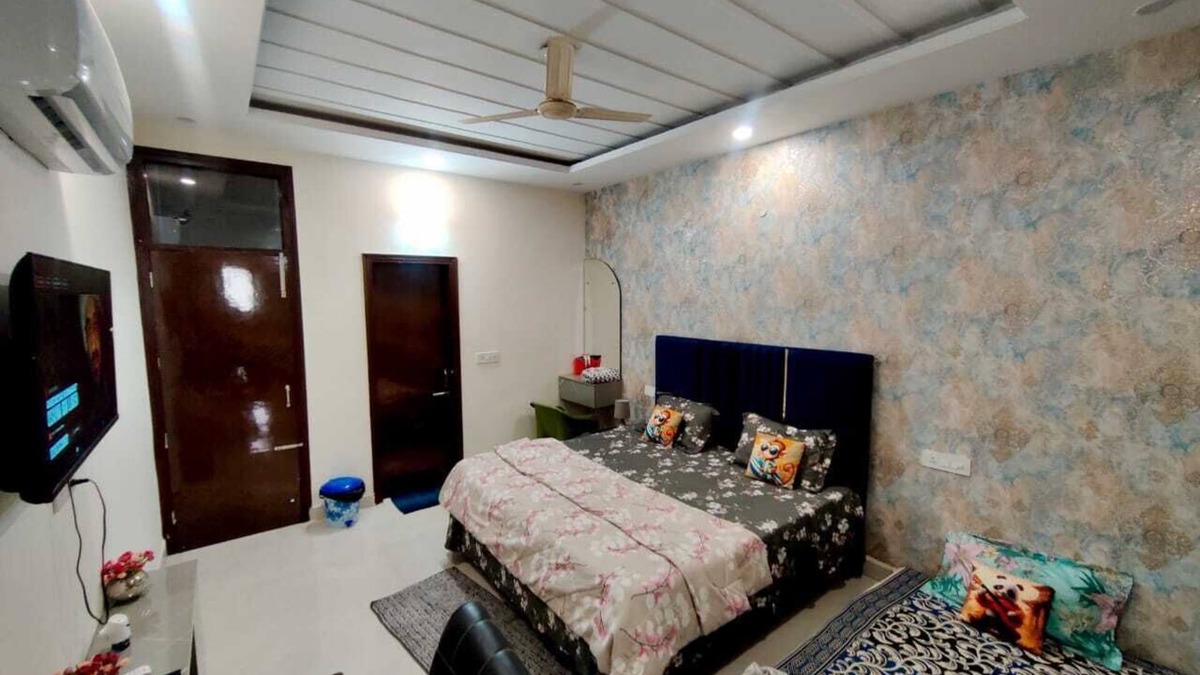 Zirakpur Apartment | Charming 1-bedroom apartment with AC, WiFi, Smart Tv-40inch in tranquil zirakpur