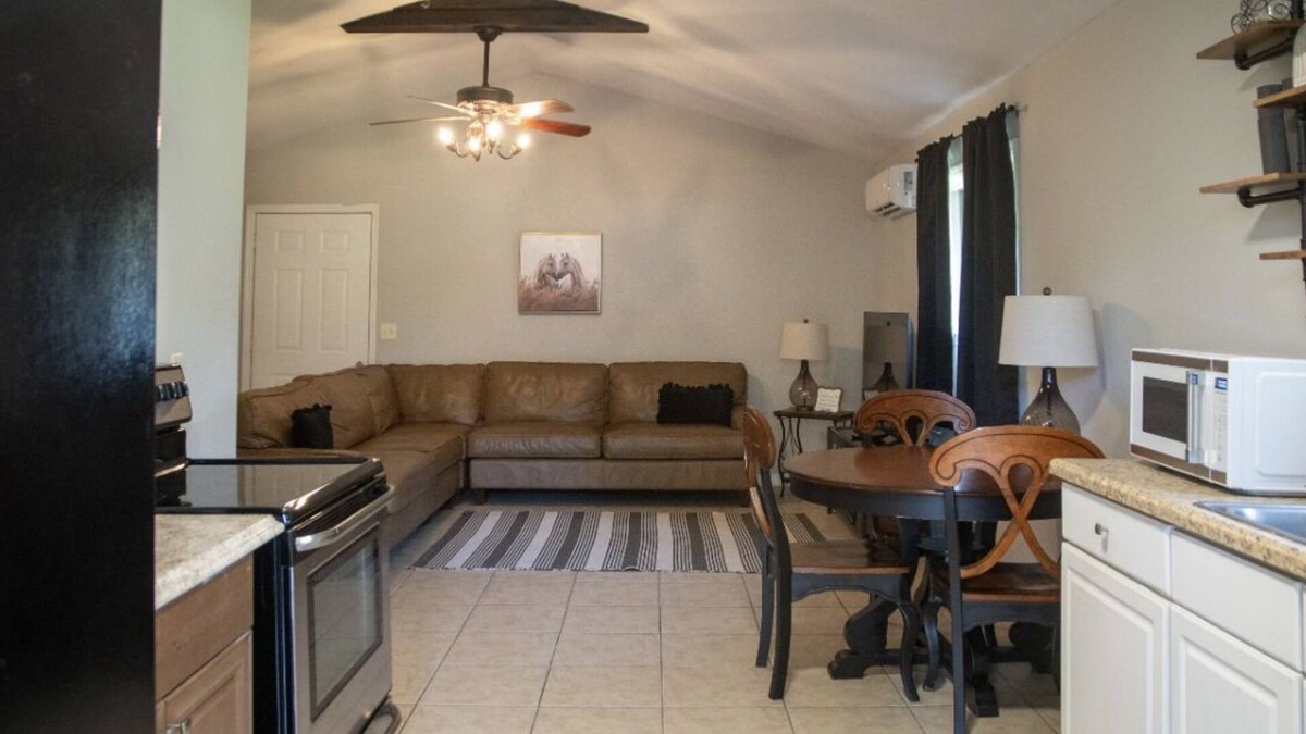 Citra Apartment | Charming 1-bedroom apartment on private farm with pond- boarding available