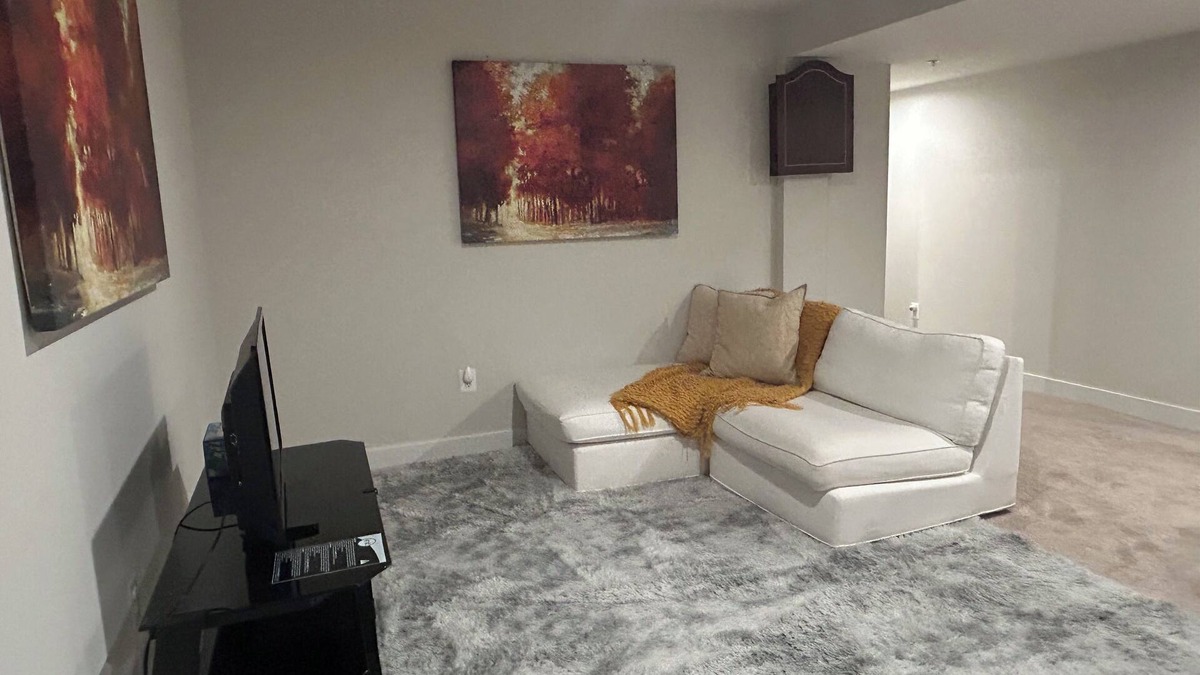 Aberdeen House | Charming 1-bedroom basement in enjoyable Aberdeen with WiFi, AC