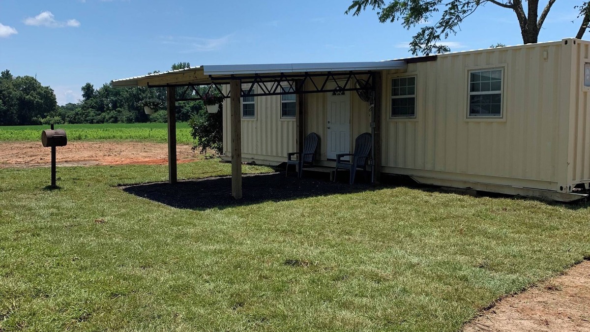 Brooklyn House | Charming 1-bedroom building in Jay with, AC, on 1 acres of land.