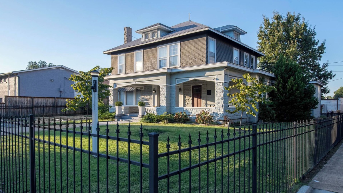 Central Gardens House | Charming 1-bedroom bungalow with large living space, WiFi, AC in midtown Memphis