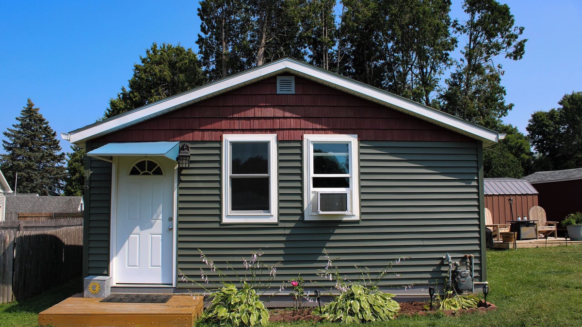 Malletts Bay Cottage | Charming 1-bedroom cottage lake views/access, Malletts Bay Colchester, AC, WiFi