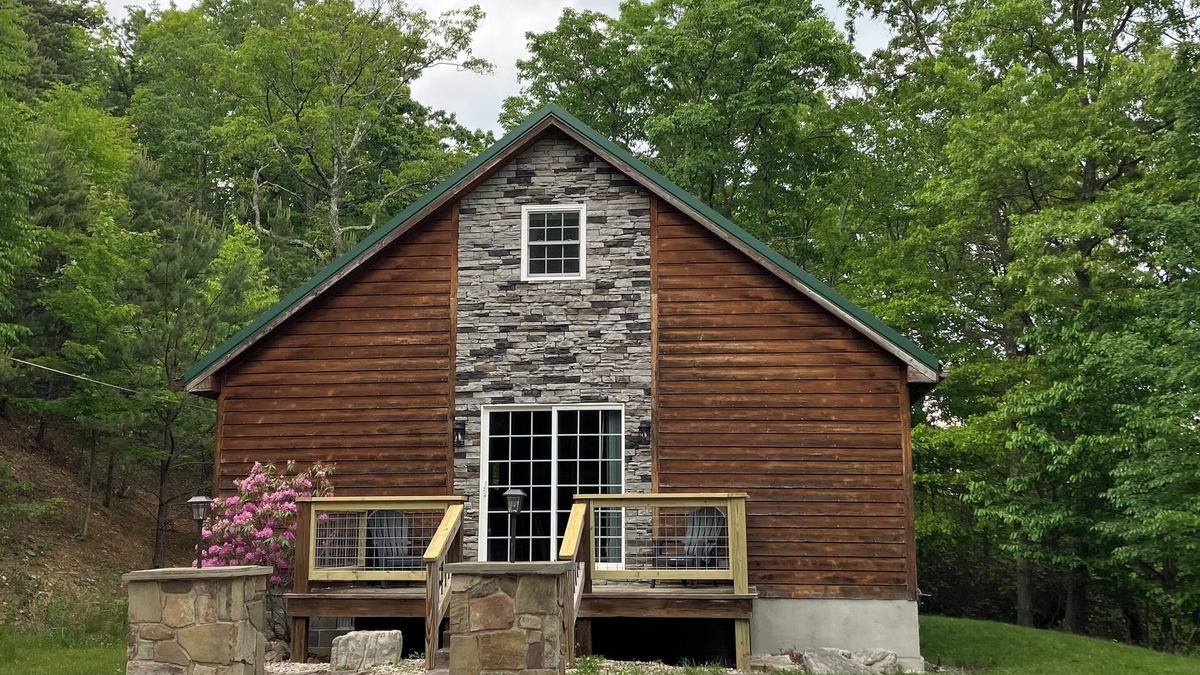 Franklin Cabin | Charming 1-bedroom cabin in fabulous Franklin with AC, WiFi.