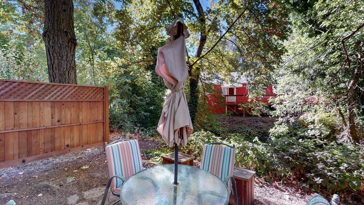 Middletown Cabin | Charming 1 bedroom cabin. Queen Bed, WIFI, outdoor seating and dining area.