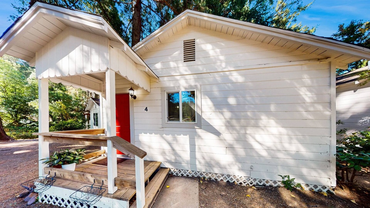 Cobb Condo | Charming 1 bedroom Cabin with King bed, Queen Sofa Sleeper, WIFI, Kitchen, Deck