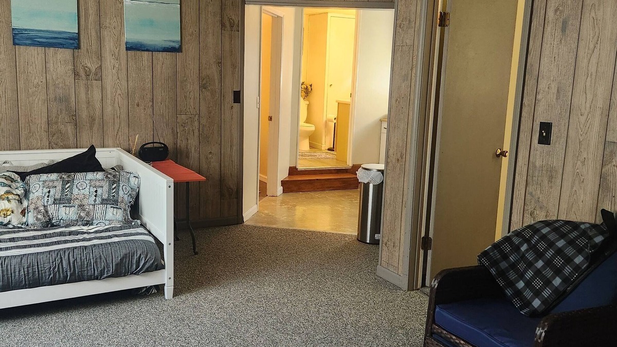 Caseville Cottage | Charming 1-bedroom cottage 0.5 from beautiful Caseville with AC, spacious yard