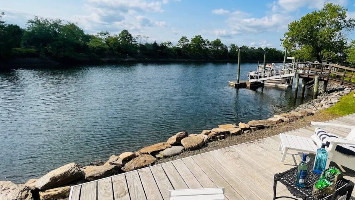 Fairfield Cottage | Charming 1 bedroom cottage with water view, beach access, WiFi & AC in Fairfield