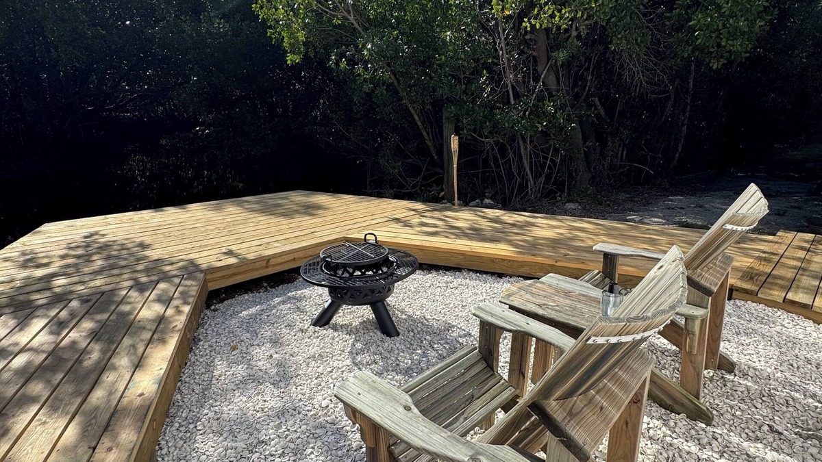 Plantation Island Cottage | Charming 1-bedroom cottage with AC and WiFi on a creek with private deck & dock.