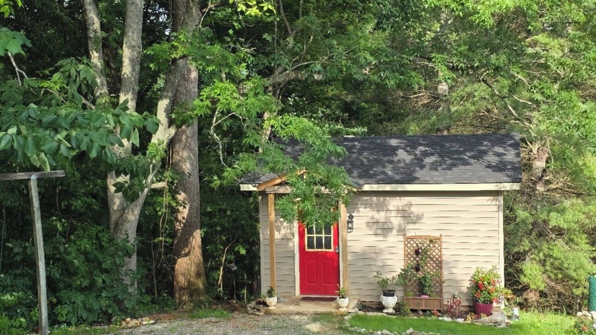 Baxter Cottage | Charming 1-bedroom cottage - That tiny house on Center Hill Lake. Pet friendly!