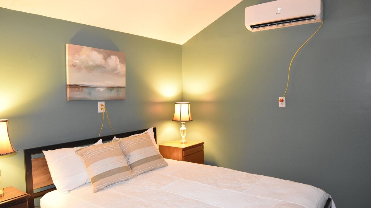 Woodbine Cottage | Charming 1-bedroom cottage in delightful Corbin with AC