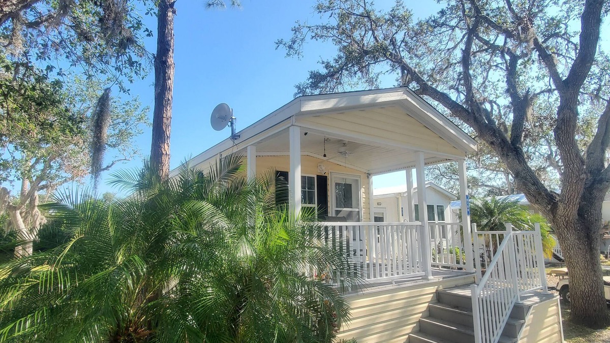 Venice Cottage | Charming 1-bedroom cottage in Ramblers Rest Resort Venice FL