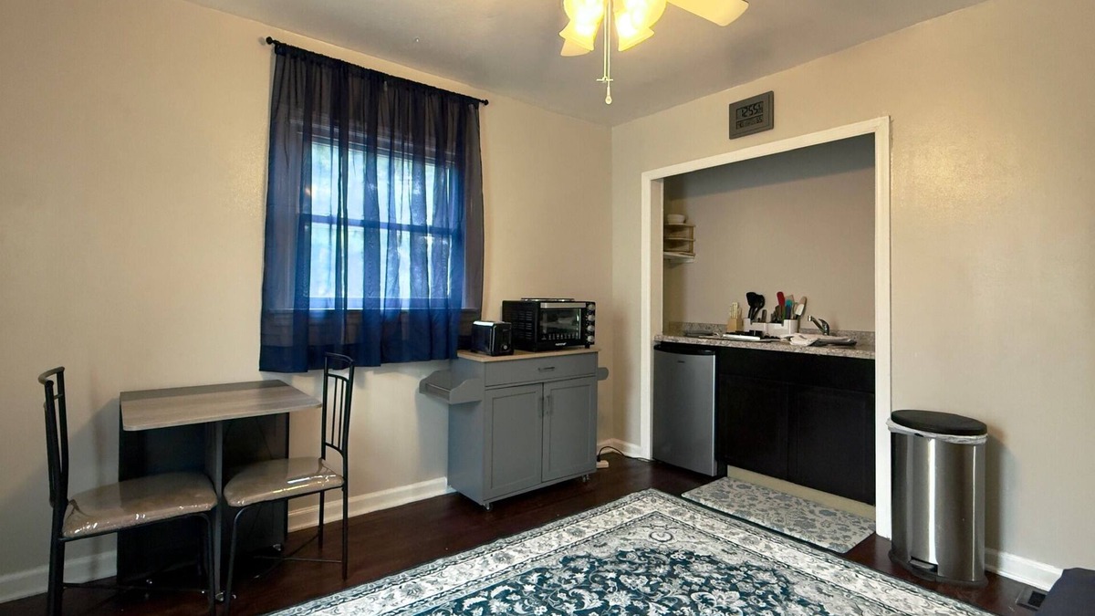Kettering Apartment | Charming 1-bedroom efficiency apartment