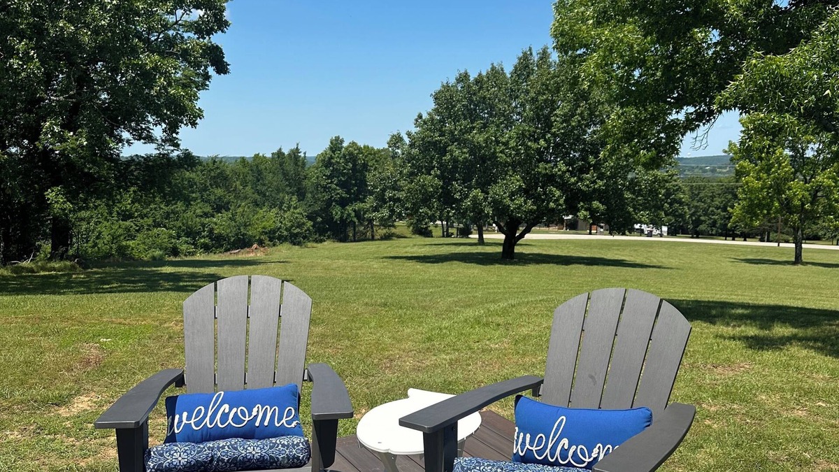 Greenwood Cottage | Charming 1-bedroom guesthouse with rustic feel overlooking the city lake