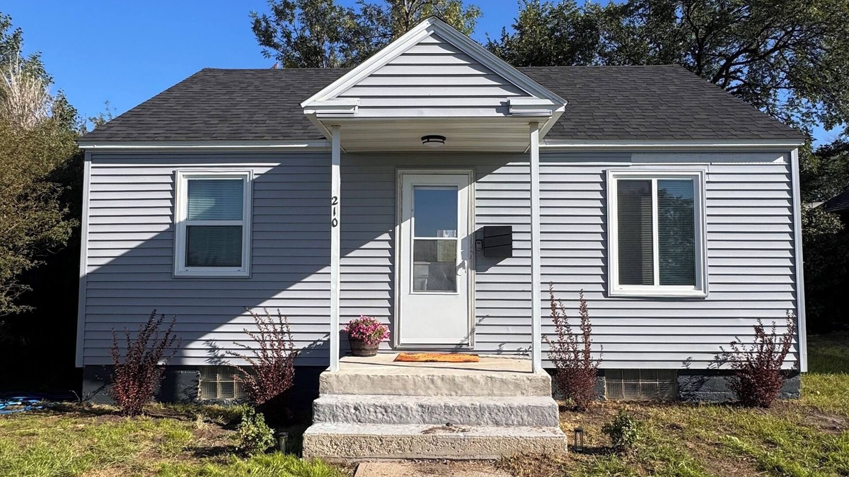 Raymond House | Charming 1-bedroom house in Plentywood with pull out couch and air mattress.