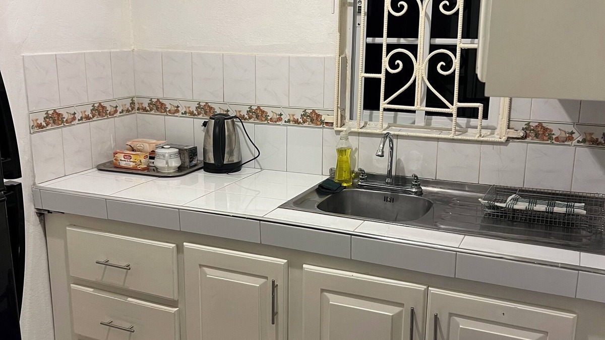 Kingston House | Charming 1-bedroom house with AC and WiFi in awesome Portmore