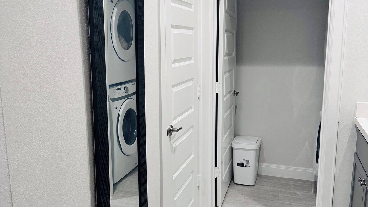 South Main House | Charming 1-bedroom house in delightful Houston with WiFi