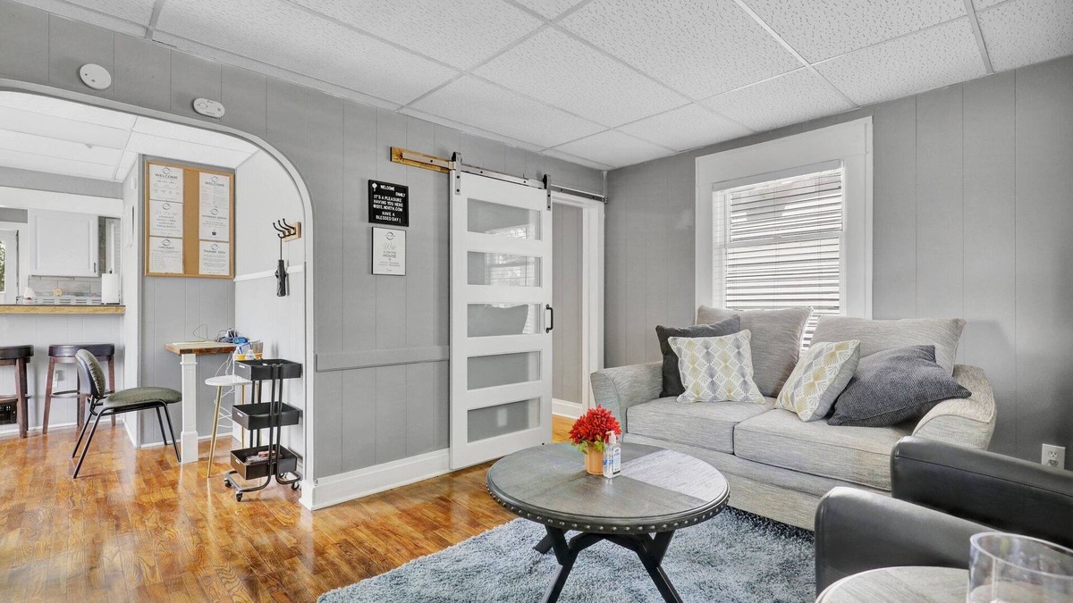 Lansing House | Charming 1 Bedroom House in Lansing, MI
