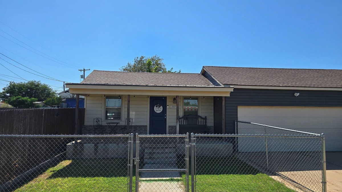 Lubbock House | Charming 1-bedroom house with garage in North Lubbock. Access to TTU & Medical.