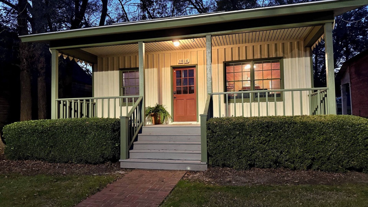 Thomasville House | Charming 1-bedroom house in Metcalfe with modern amenities and a vintage vibe