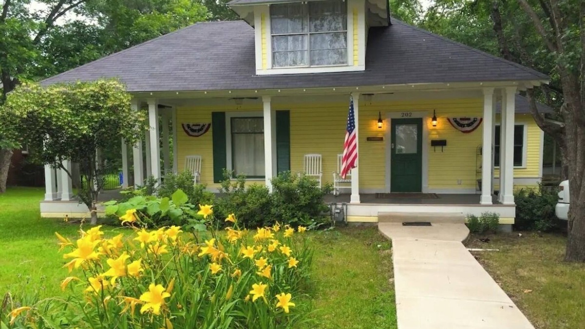 Mineola House | Charming 1-bedroom house in Historic Mineola, short walk to town