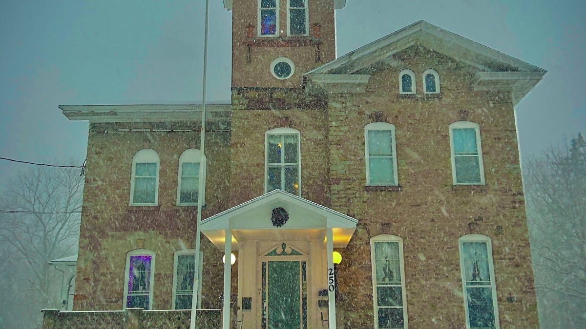 Albion Bed & Breakfast | Charming 1-bedroom in Italianate designed house in terrific Albion, NY