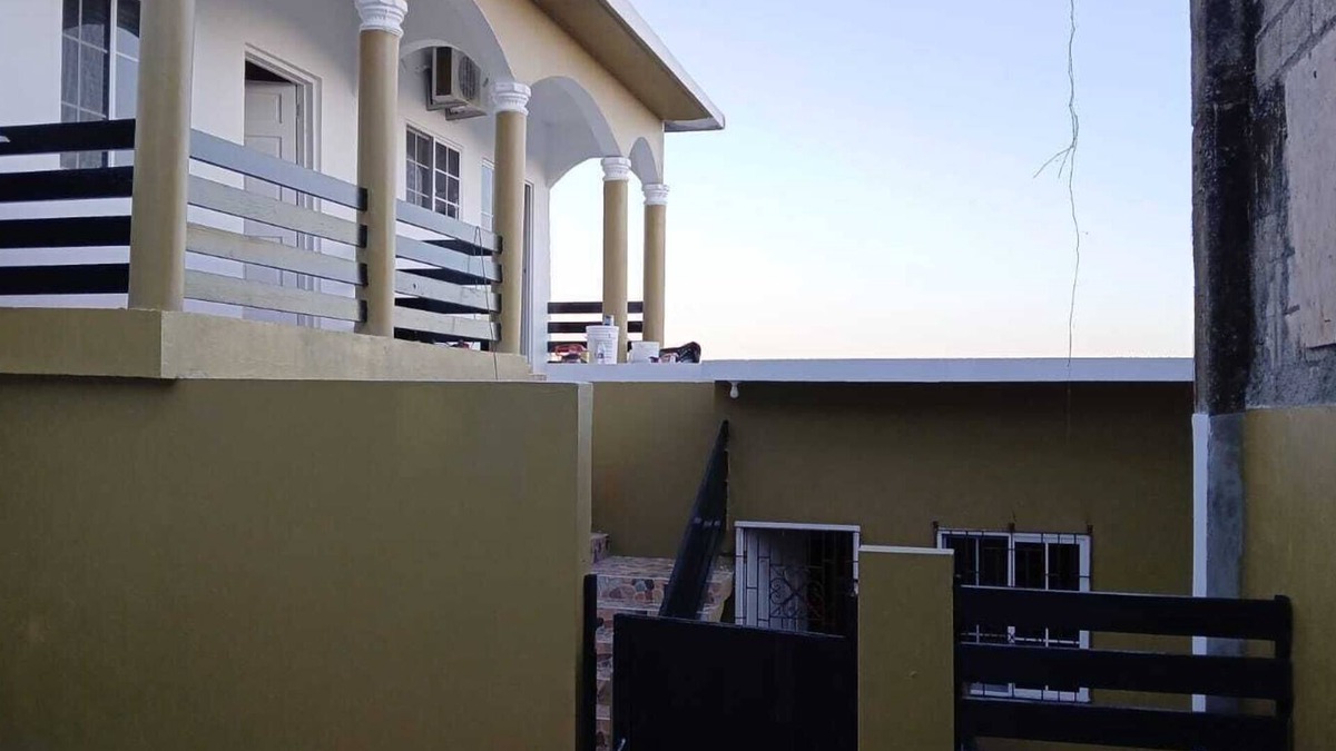 Moore Town Villa | Charming 1-bedroom jacuzzi suite in fabulous Amity Hal with AC, WiFi