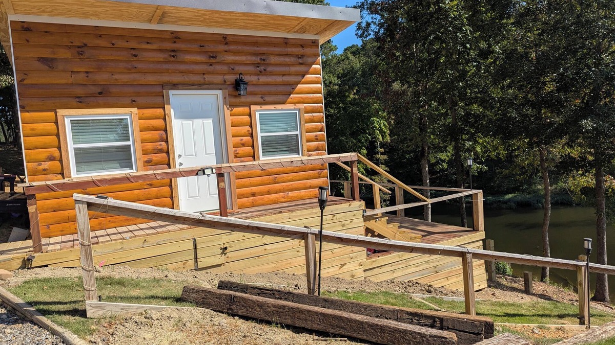 Titus Cabin | Charming 1-bedroom Log Cabin on Lake Jordan with water front, large deck ,AC,