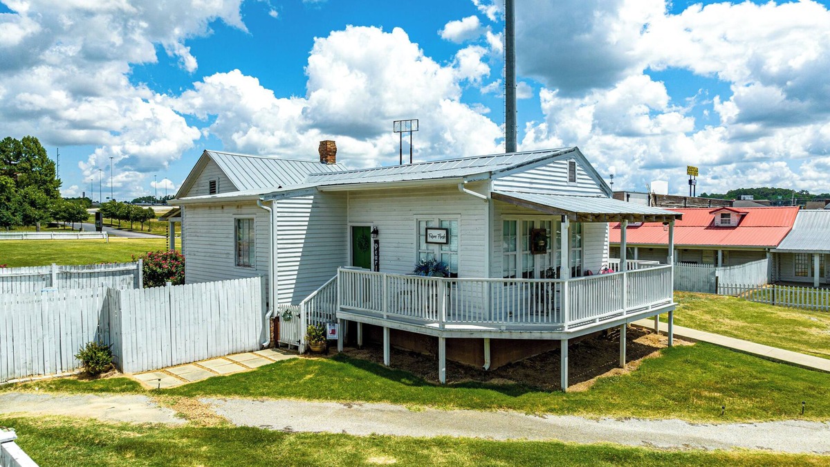 Jackson Cottage | Charming 1-bedroom Pearl Cottage with WiFi in the historic Casey Jones Village
