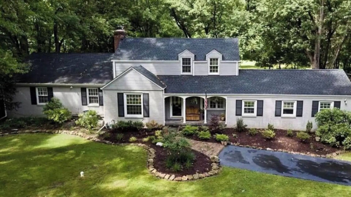 Youngstown House | Charming 1-bedroom queen size bed in house in quaint Youngstown