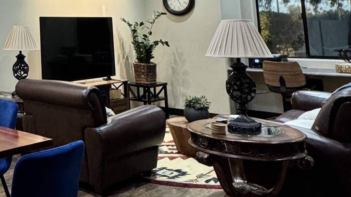 Peoria Cottage | Charming 1-bedroom QT Cottage with AC, WiFi near 1 mile P83, Arrowhead Mall