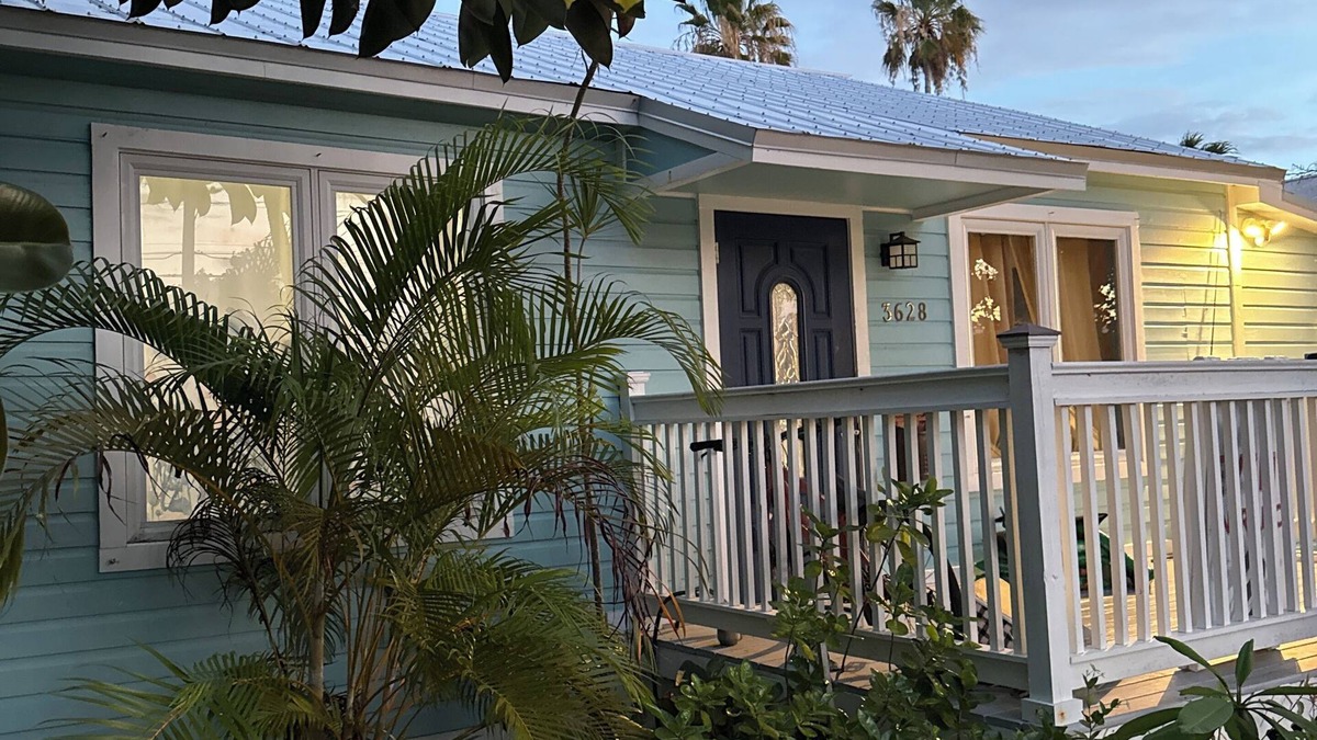 New Town Cottage | Charming 1-bedroom/Sleeps 5/kitchenette in the Heart of Key West- , shared pool