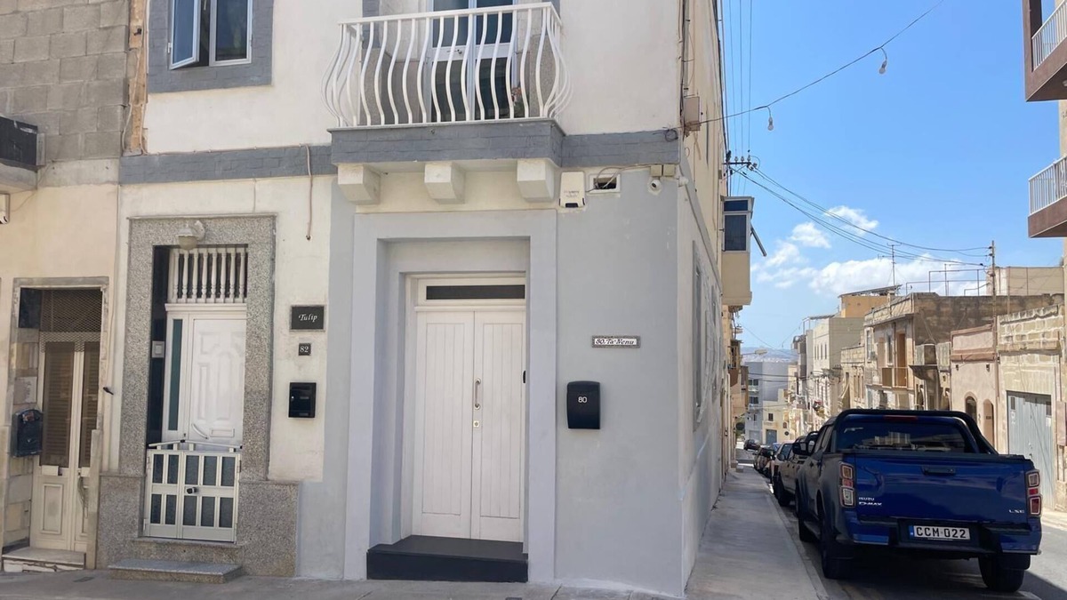 Paola Apartment | Charming 1-bedroom + Sofa Bed Maisonette with Private Entrance, AC, in Paola.