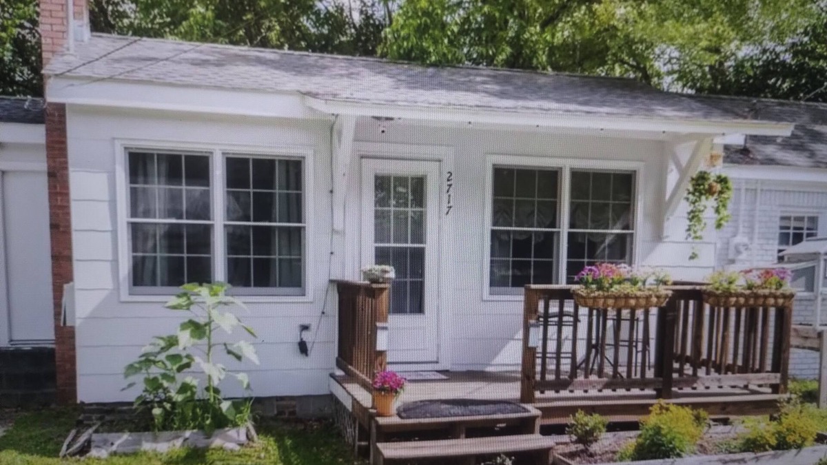 Wrightsboro Cottage | Charming 1-bedroom Tiny House w/Chickens close to Downtown and 15 min2 beach