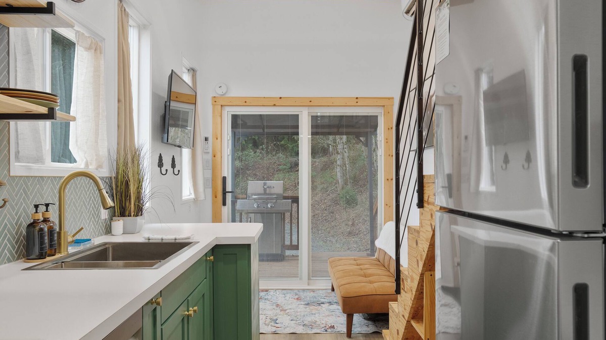 Kelso House | Charming 1-bedroom tiny house in Kelso with HOTUB,A/C, & WIFI