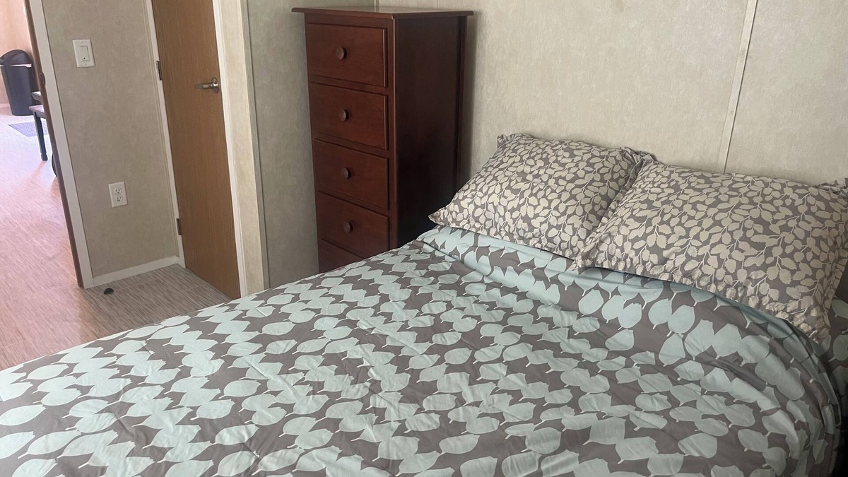 Chester House | Charming 1-bedroom tiny house in awesome Chester with WiFi, central AC and Heat.
