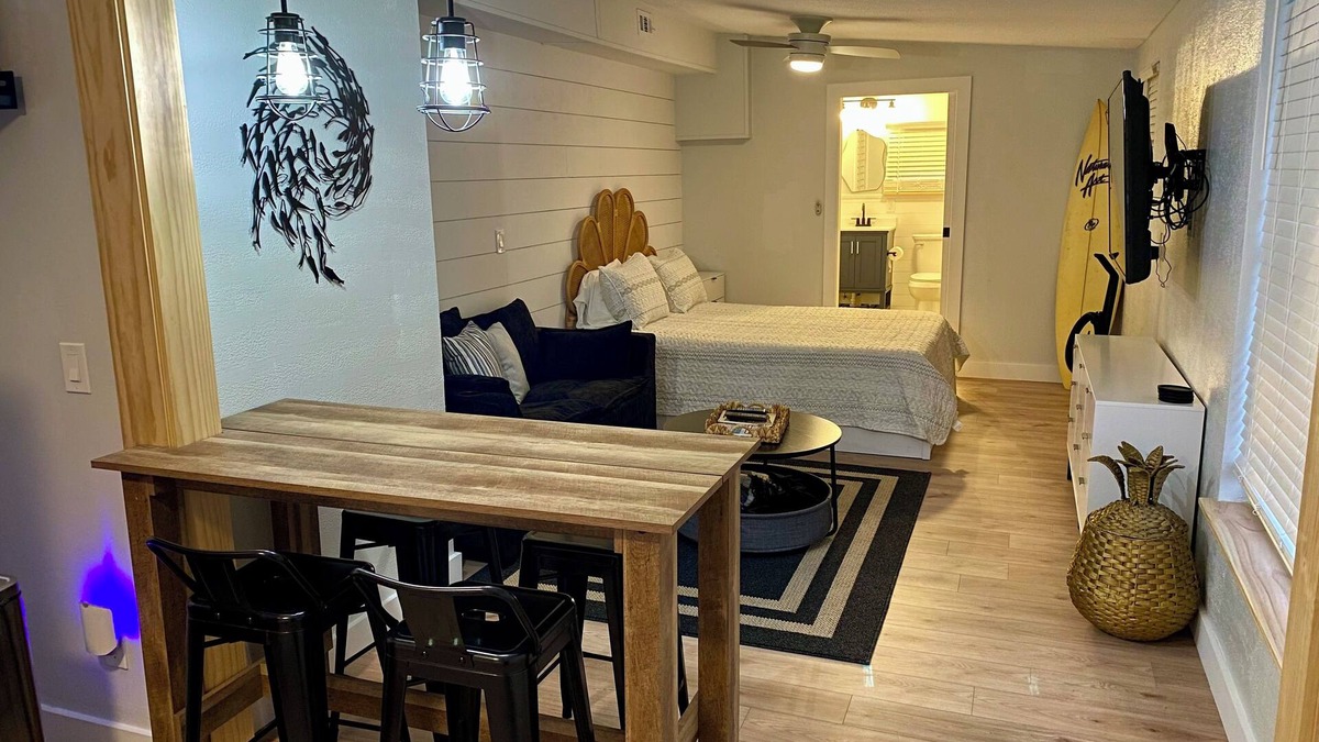 Ocean Breeze Park Apartment | Charming 1 bedroom in Jensen Beach FL, drive to beach, walk to town WiFi, AC, TV