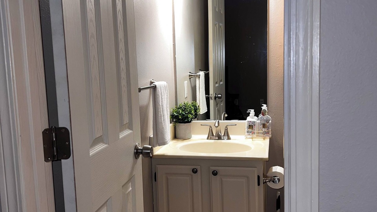Waldron House | Charming 1-bedroom house with AC, and a shared living and kitchen space.